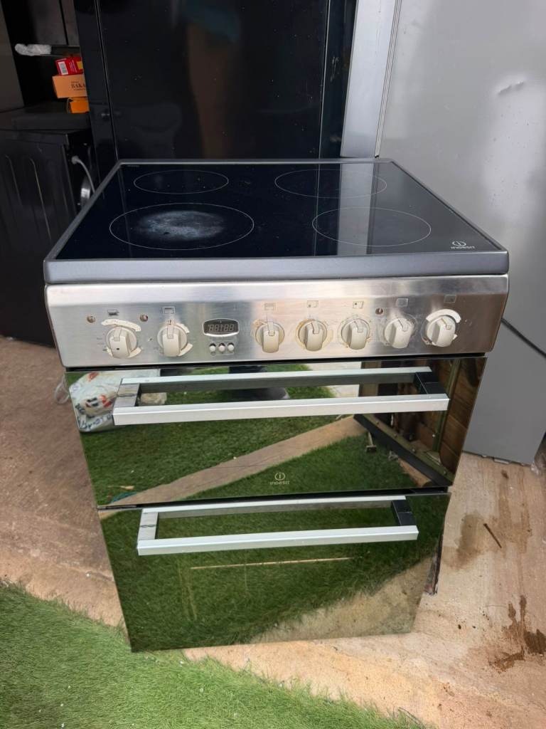 Indesit Freestanding Cooker with Ceramic Hob – Good Condition