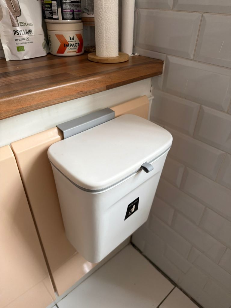 White Hanging Kitchen Bin – Good condition