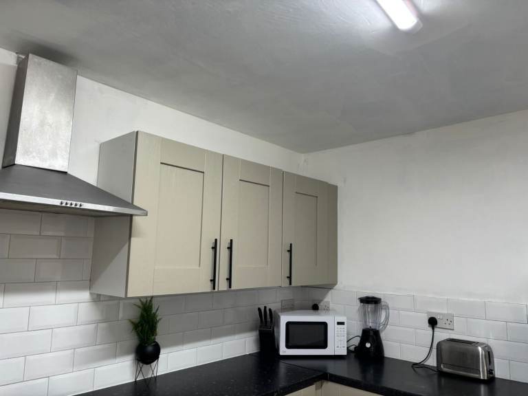 Bargain- Stunning & spacious  fully furnished 5 bed   house on st bedes avenue, blackpool FY4 1AQ 