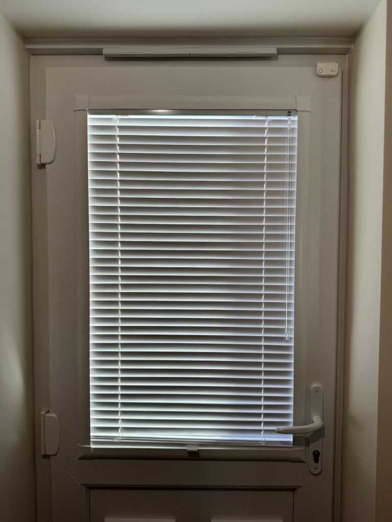 Brand New Side Door Perfect Fit Blind – Approx 570x930mm