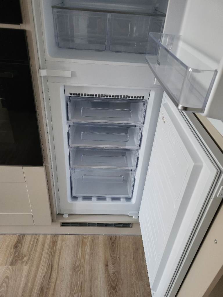 Hoover integrated fridge freezer 