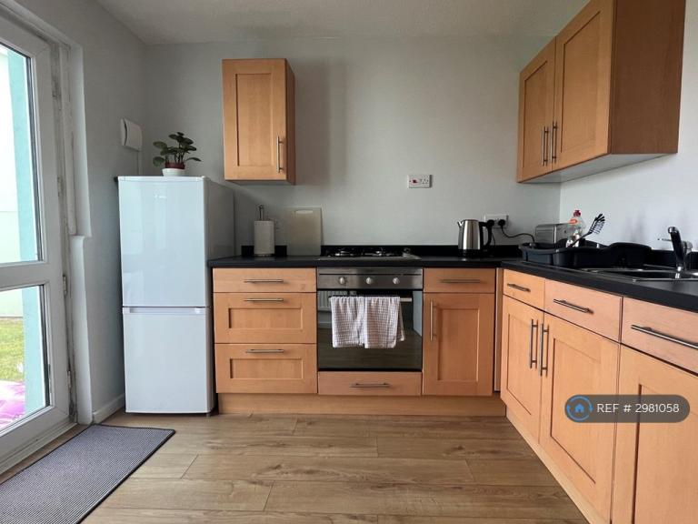 2 bedroom flat in Kenilworth Place, Swansea, SA3 (2 bed) (#2981058)