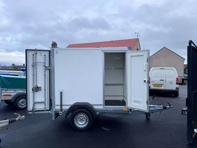 BRAND NEW 6,7FT X 5FT X 6FT SINGLE AXLE BOX TRAILER WITH DUO DOORS AND SIDE DOOR 1300KG BRAKED
