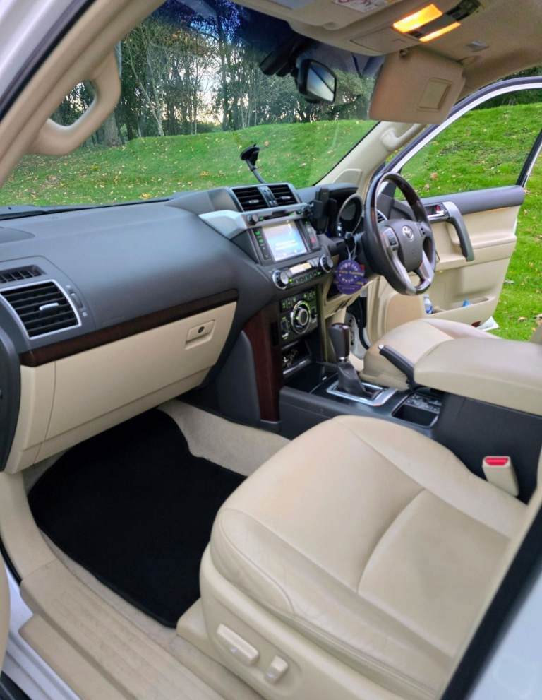 Toyota landcruiser invincible white auto fsh Sunroof Beige interior 