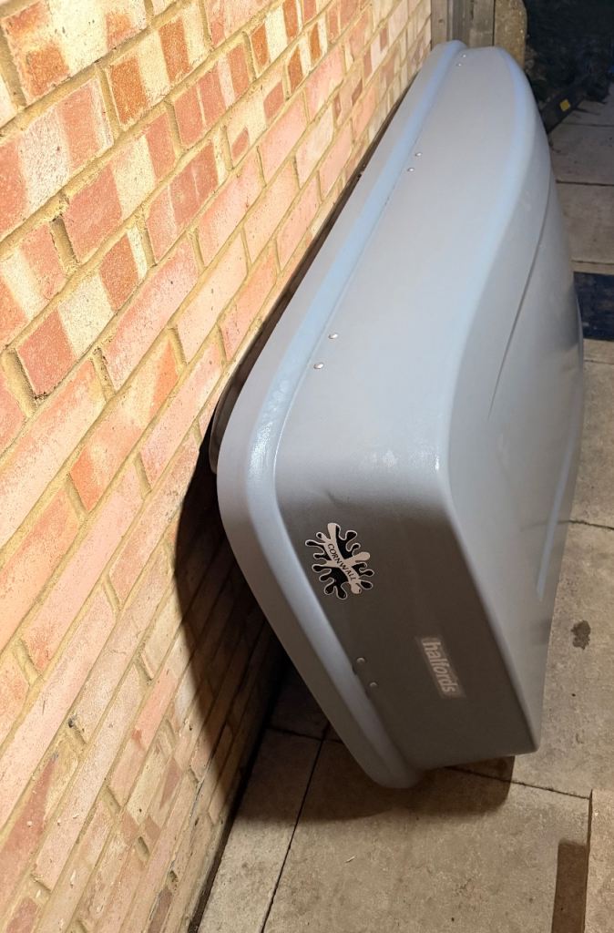 Halfords roof box 