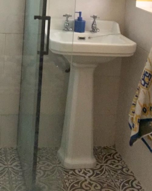 White ceramic traditional pedestal sink with free taps!