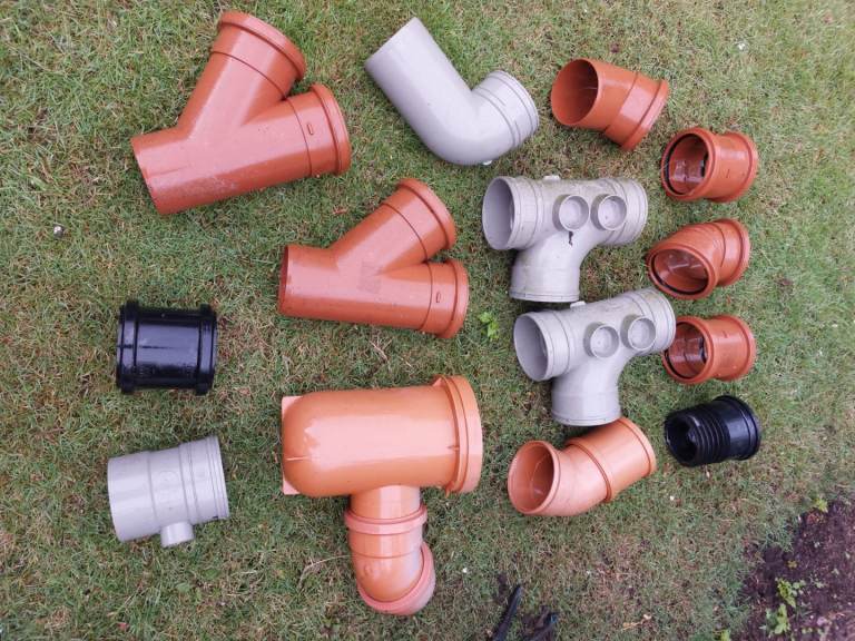 Various Plastic 110mm Drainage Fittings – Good Condition