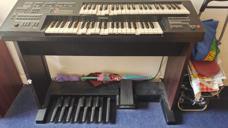 Yamaha Electric Keyboard Organ with Pedals – Fair Condition
