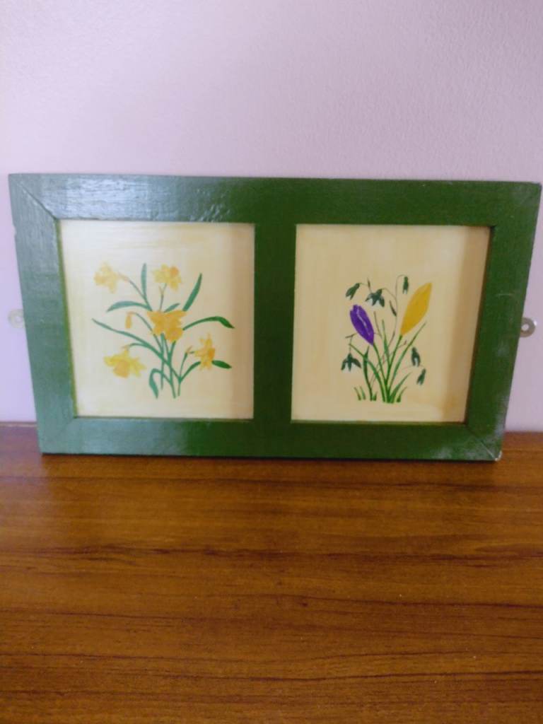 Vintage Small Hand Painted Wooden Wall Plaque. In lovely condition, see details!