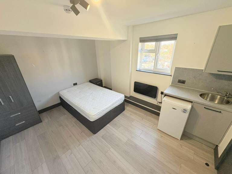 DSS Accepted - Double Room Available in  Worcester Park Sutton KT4