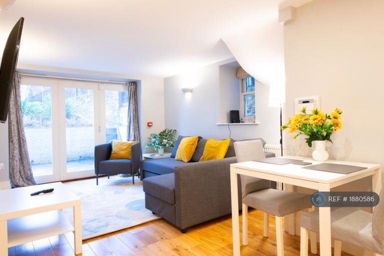 3 bedroom flat in Queens Avenue, Bristol, BS8 (3 bed) (#1880586)