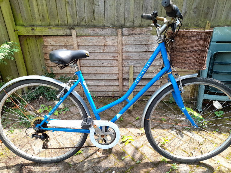 Excellent condition Activ Vermont medium size 700c wheel Shimano 6 speed hybrid town bike