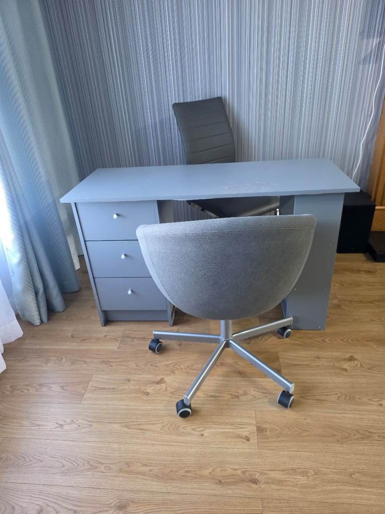 Table and 2x chairs,for nails technician 
