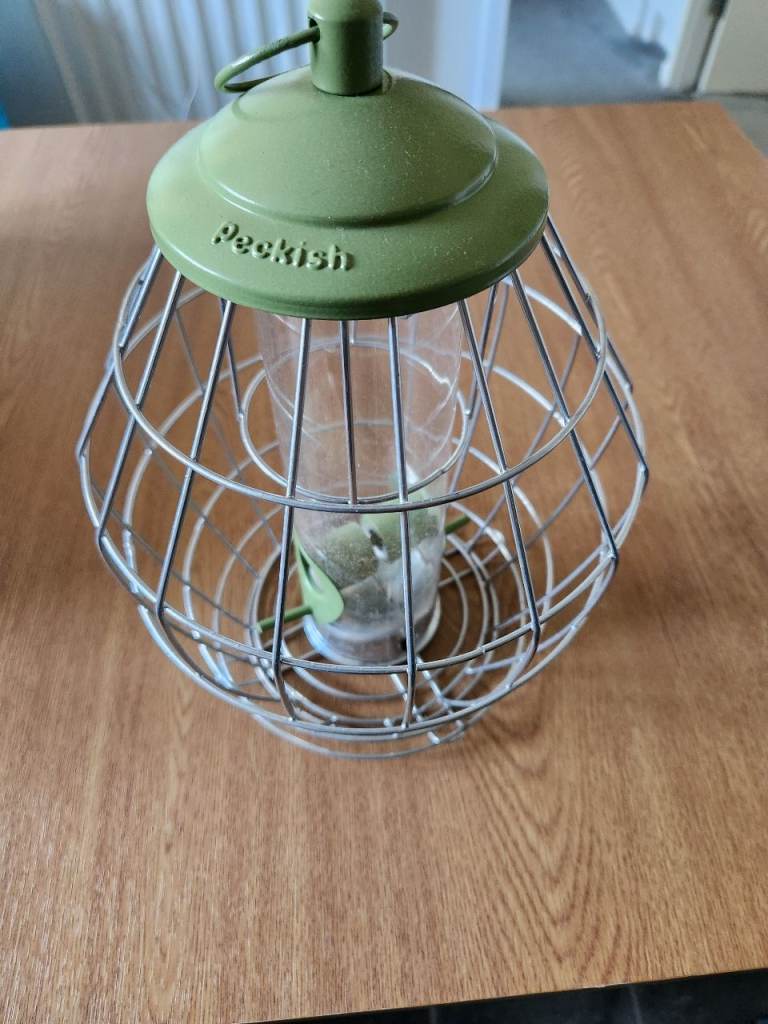 squirrel proof bird feeder