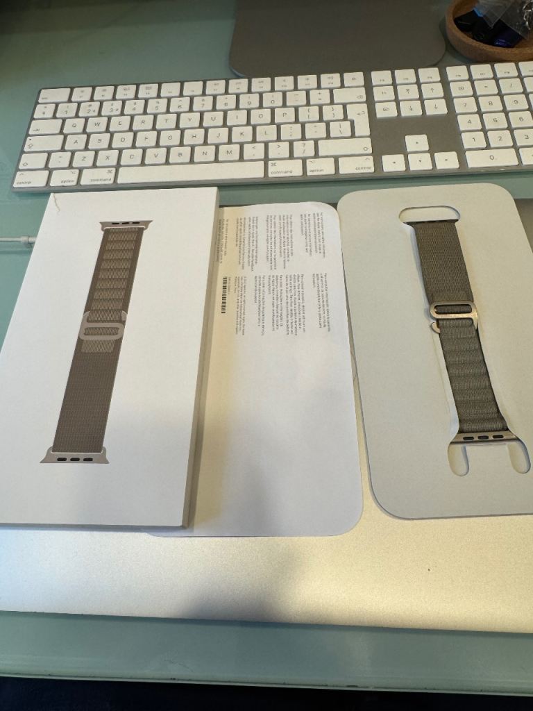 genuine Apple olive alpine loop band natural titanium (small size)