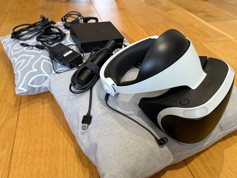 Sony PS VR V2 Headset & Camera Bundle - Excellent Condition