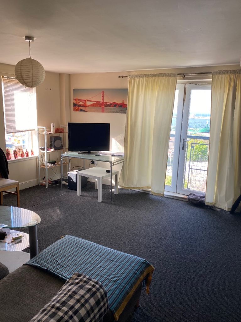 Single Room in a Modern flat with access to Lift,Balcony and Parking
