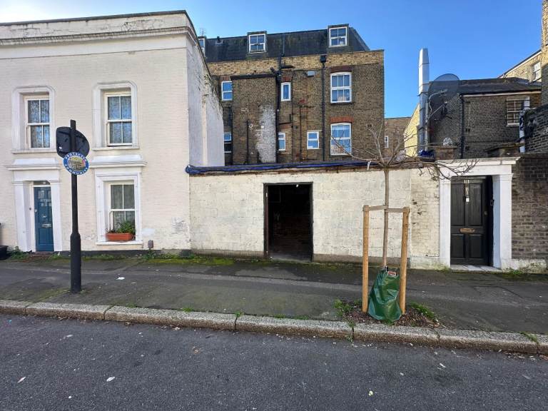 Storage Unit with Electric to Rent - Excellent Location 