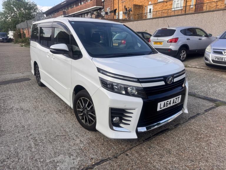 Toyota Voxy 2.0 Petrol 7 Seats