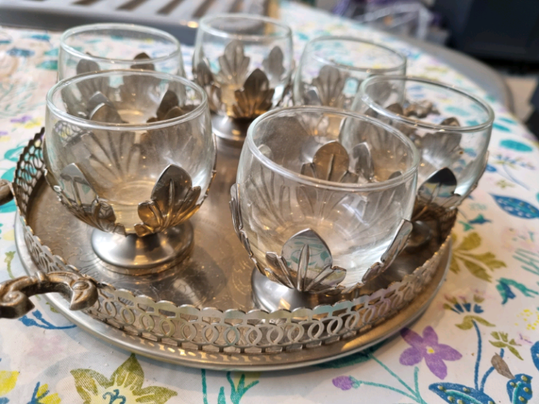 1920s metal serving tray and 6 glasses, excellent condition