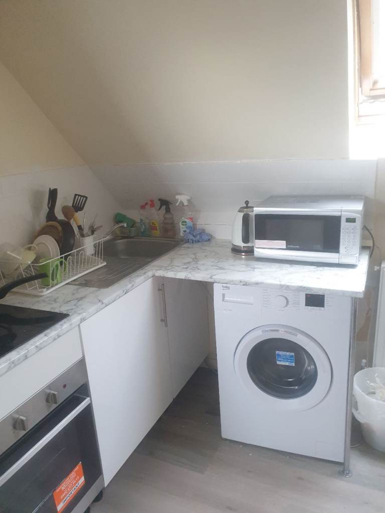 Room with double bed - Close to Transport - 1 flat mate