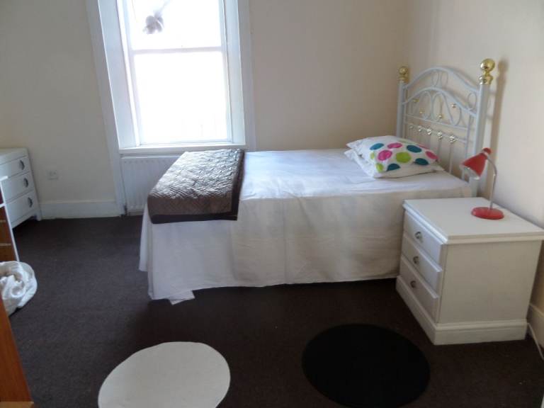 SINGLE, DOUBLE & COUPLE ROOMS  IN FENHAM. NEWCASTLE - NE4 5NL LOCATION