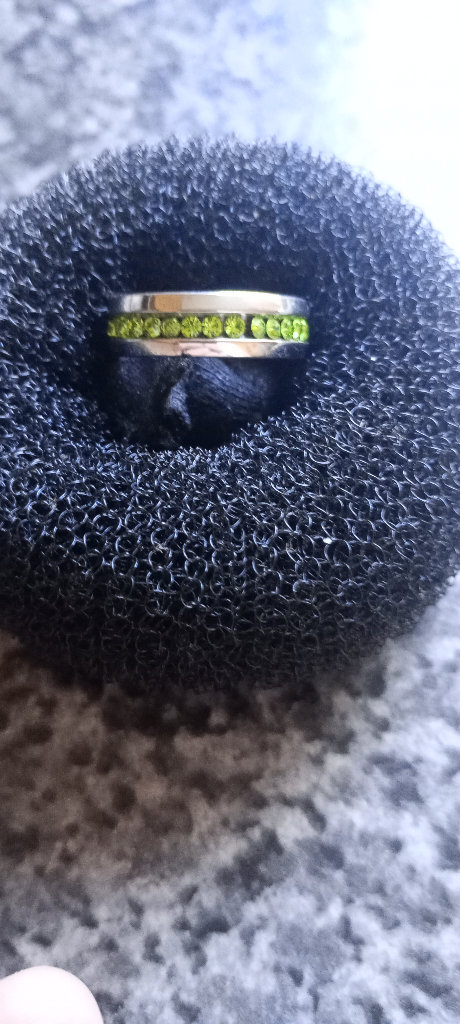 MUST GO MMAO Vintage Womens Sterling Silver Ring in layed with over 30 Vibrant Green Gem Stones 