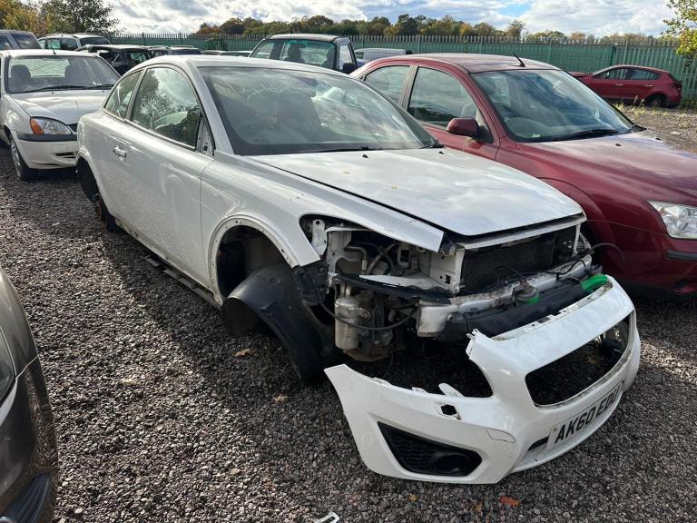 2010 VOLVO C30 WHITE BREAKING SPARES PARTS 