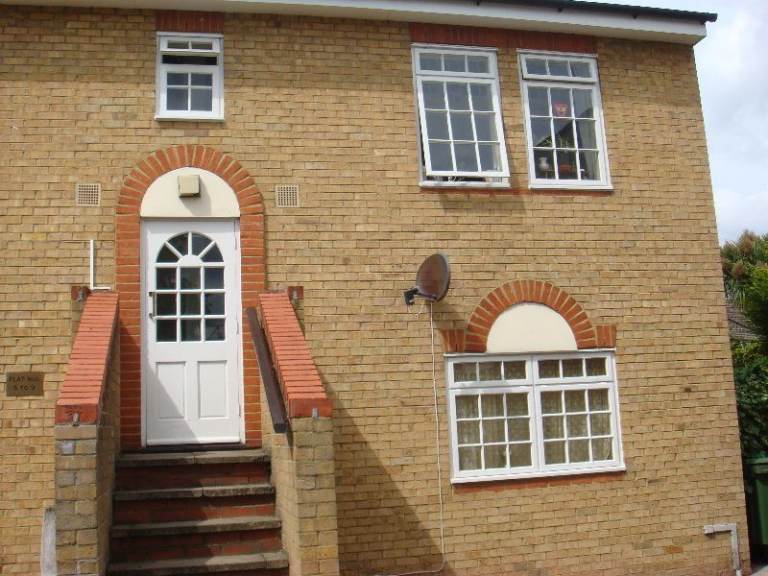 First Floor Split Level 1 Bed Flat in Gated Development…RENT INCLUDES GAS!