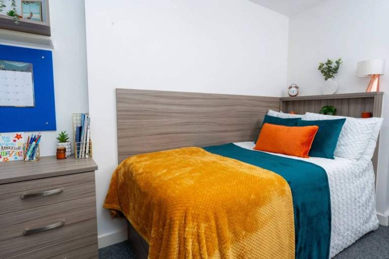 URGENT ENSUITE ROOM NEEDED TO BE TAKEN OVER 