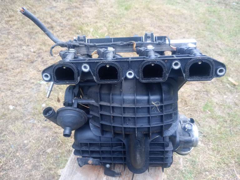 BMW inlet manifold with injectors and Carb