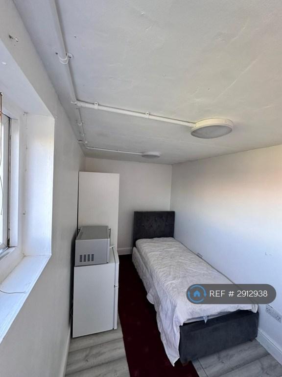 Studio flat in Southend Road, Stanford-Le-Hope, SS17 (#2912938)