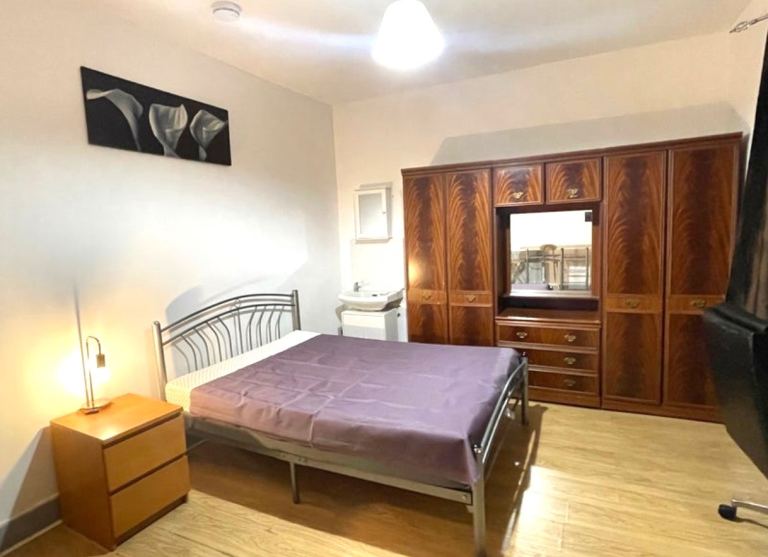 (NOT A STUDIO)Fantastic double room for single occupancy or couple welcome Postcode E11 4HF