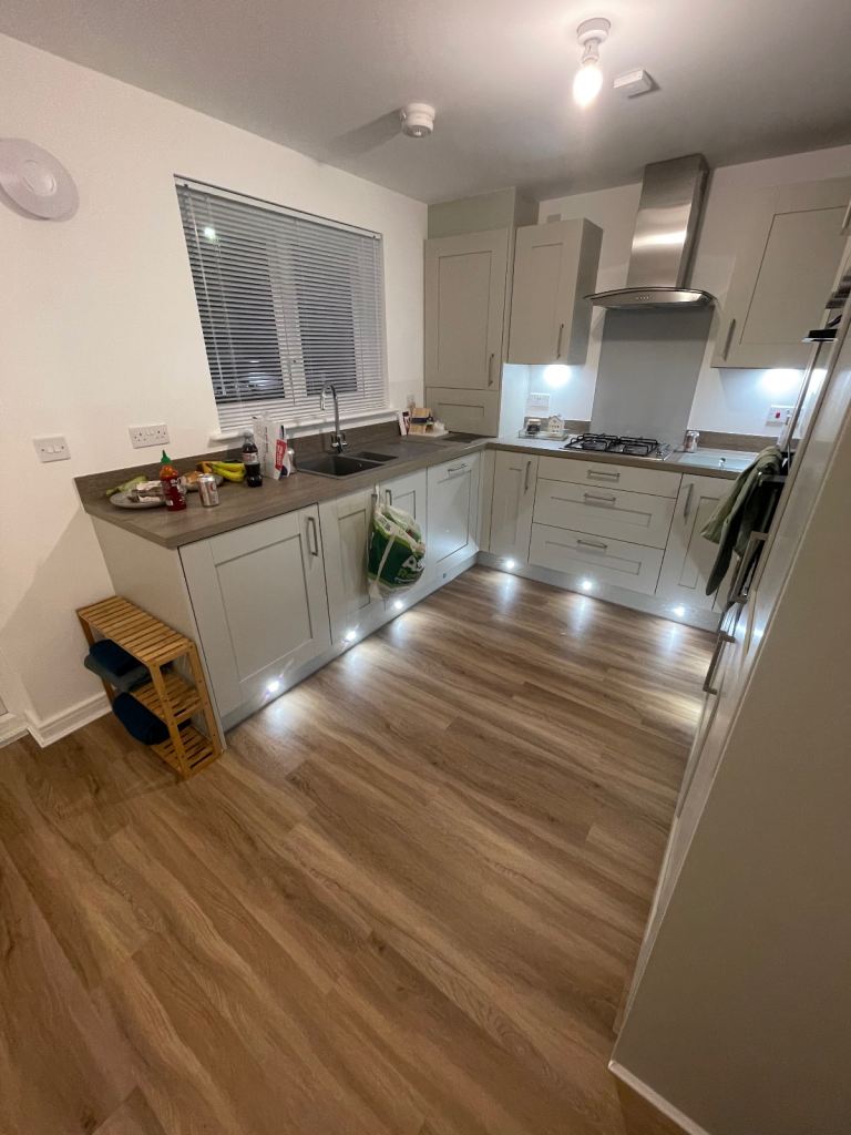 Laminate, hard wood, engineered wood and luxury vinyl floor fitter 