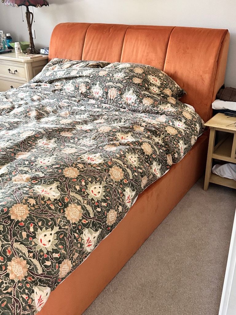 TEMPUR 'Harrington' King Size Ottoman bed base & mattress