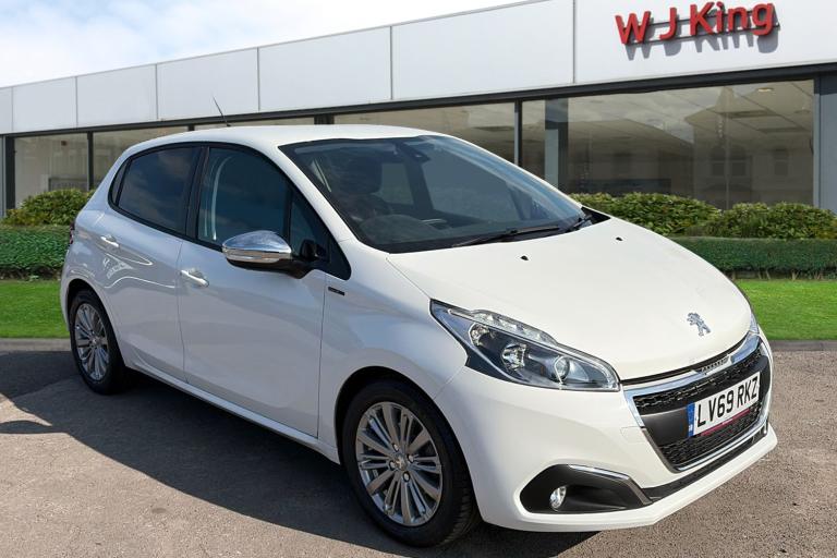 Peugeot 208 1.2 Puretech Signature Hatchback 5dr Petrol Manual Euro 6 s/s 82 Ps