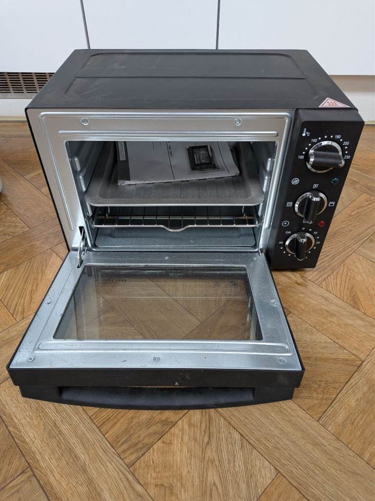 Compact Black Mini Oven with Grill Function – Good Condition
