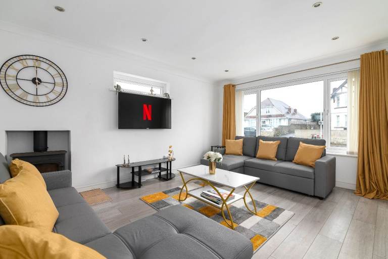 Short-Term Let – Fully Furnished 4Bedroom, 2.5 bath Accommodation with free large car park