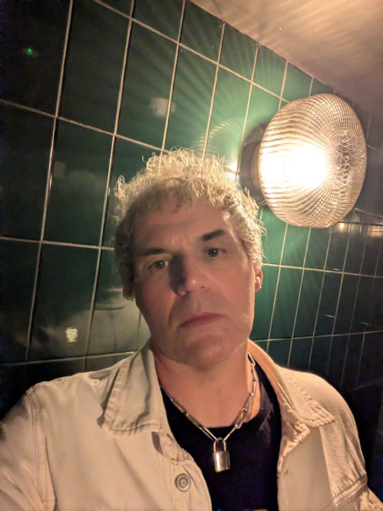 SINGER/LYRICIST SEEKING GUITARIST/BAND IN THE LEEDS AREA