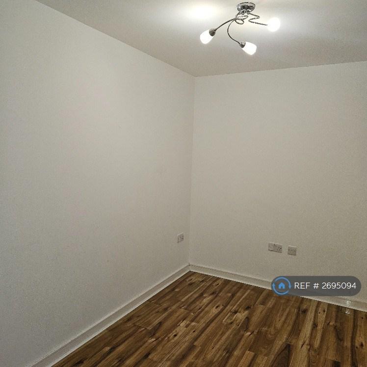 2 bedroom flat in Park Lane, Greenhithe, DA9 (2 bed) (#2695094)