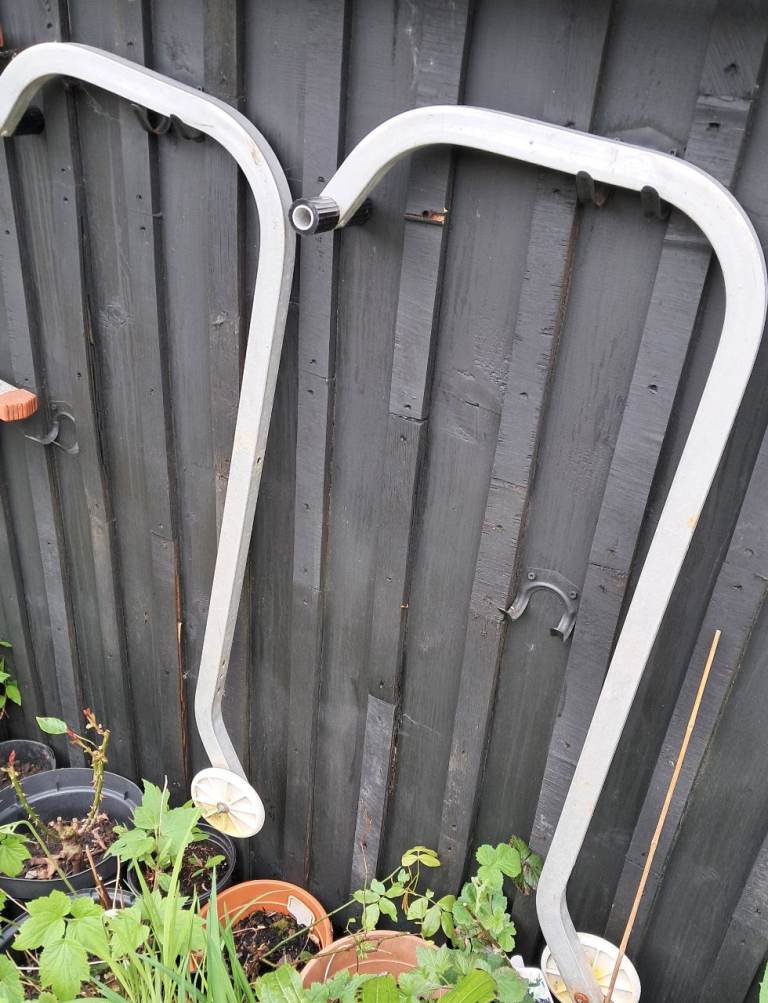 Roof ladder hooks