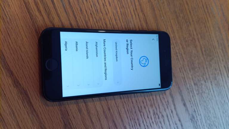 Apple iPhone SE 3rd Gen 64gb Unlocked + Quadlock case and screen protectors