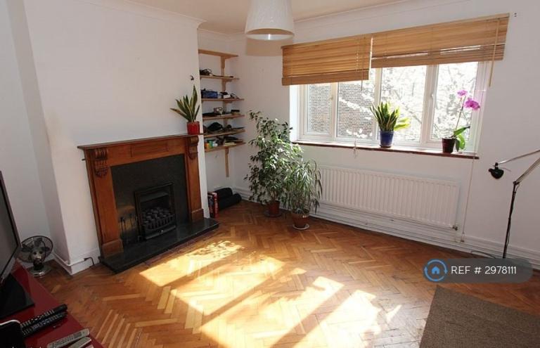 3 bedroom flat in Earlsfield, London, SW18 (3 bed) (#2978111)