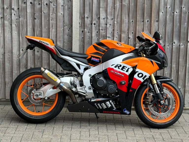 HONDA CBR 1000 RR FIREBLADE 2010 (10)  + REPSOL REP + SUPER SPORT  + 11,200 MILS