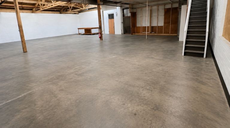 LARGE WAREHOUSE WITH MEZZANINE OFFICE, WAITING LOUNGE, KITCHEN AND TOILET - EDMONTON NORTH LONDON 