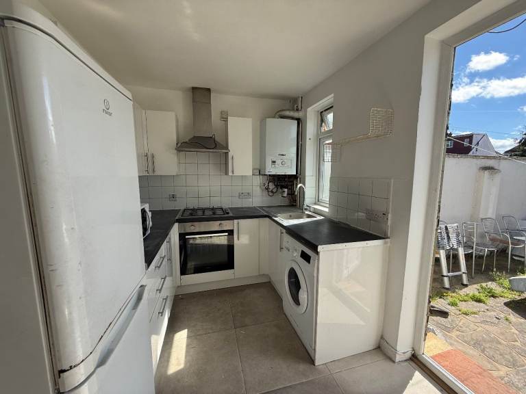 3 BEDROOM SEMIDETACHED SHARED DRIVEWAY IN PERIVEL BEHIND SAINSBURY MANORFARM RD 
