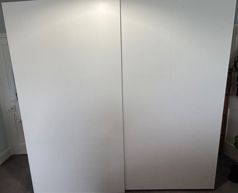 Lovely White Ikea Hasvik Wardrobe with Sliding Doors and Storage Baskets – Great Condition