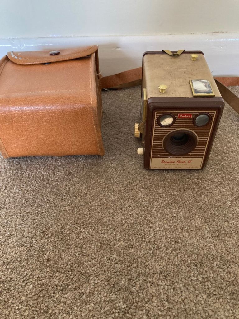 Kodak Brownie Flash IV Camera with Leather Case – Vintage Collectible