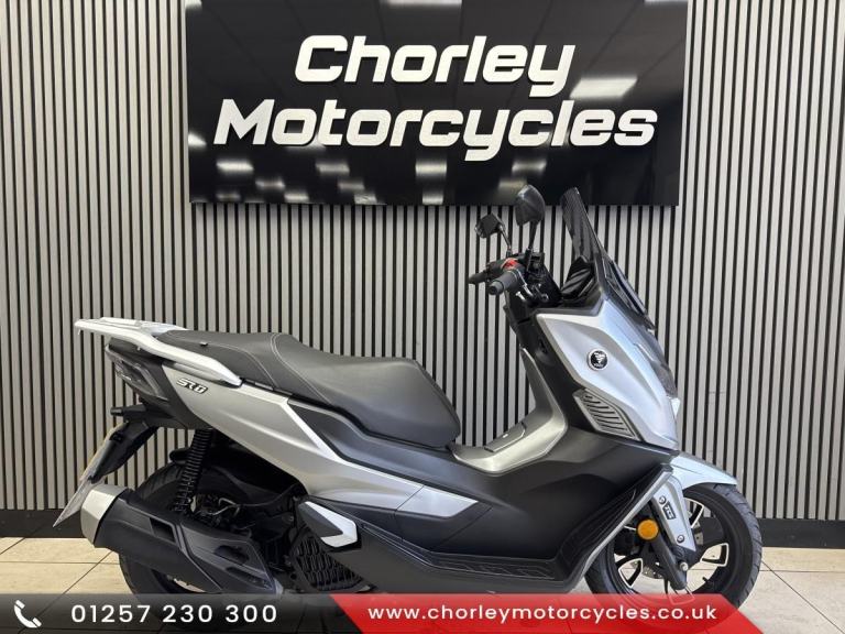 2024 Voge SR1 scooter 125cc commuter, work horse, toy,