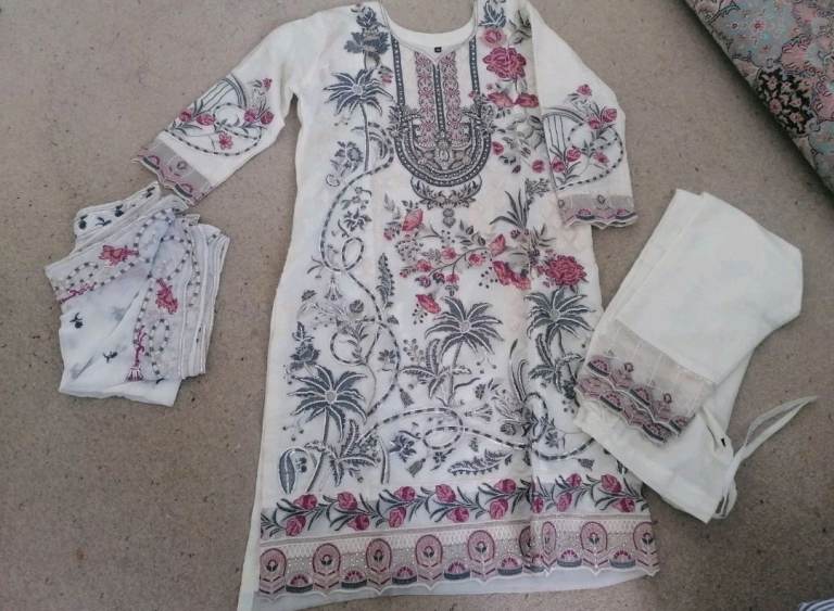 *New* 3 piece salwar kameez, Indian outfit, wedding, saree, Size medium